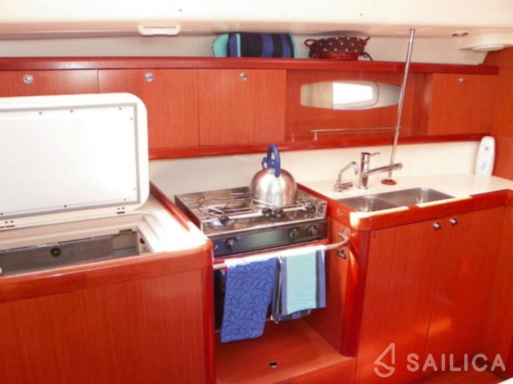 Oceanis 43 - Yacht Charter Sailica