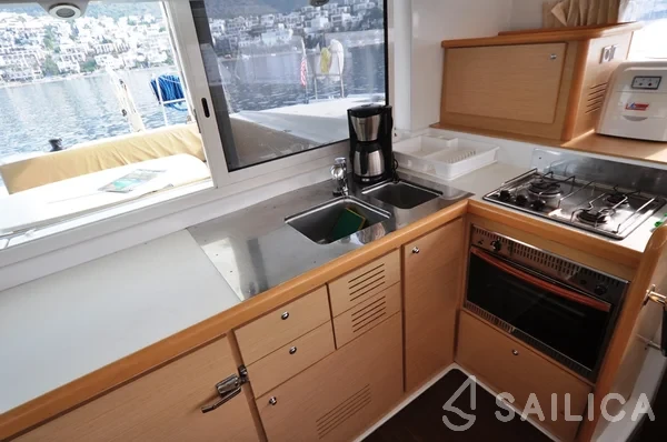 Lagoon 421 - Yacht Charter Sailica