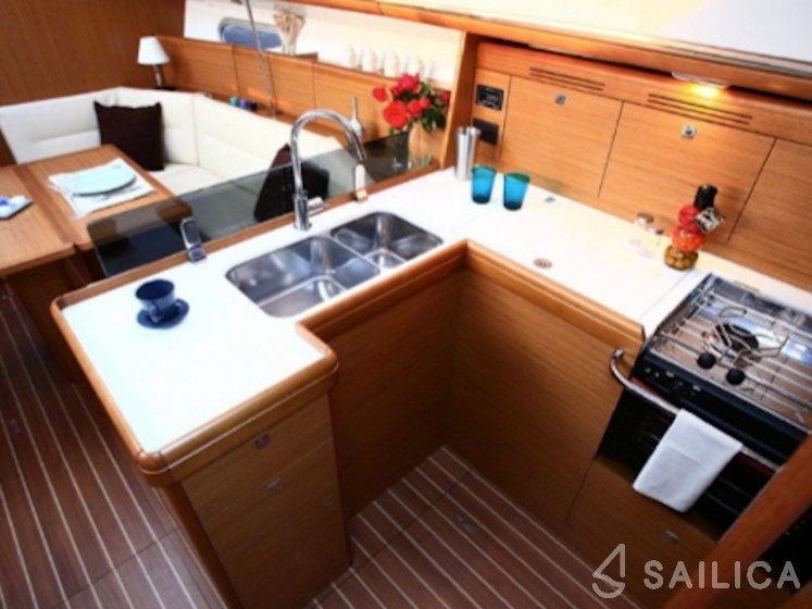 Sun Odyssey 39 DS - Yacht Charter Sailica