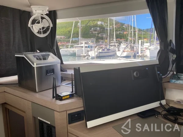 Astréa 42 - Yacht Charter Sailica