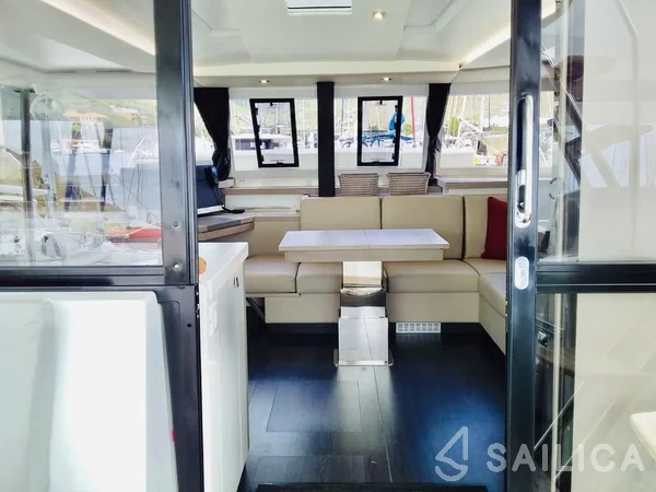Astréa 42 - Yacht Charter Sailica