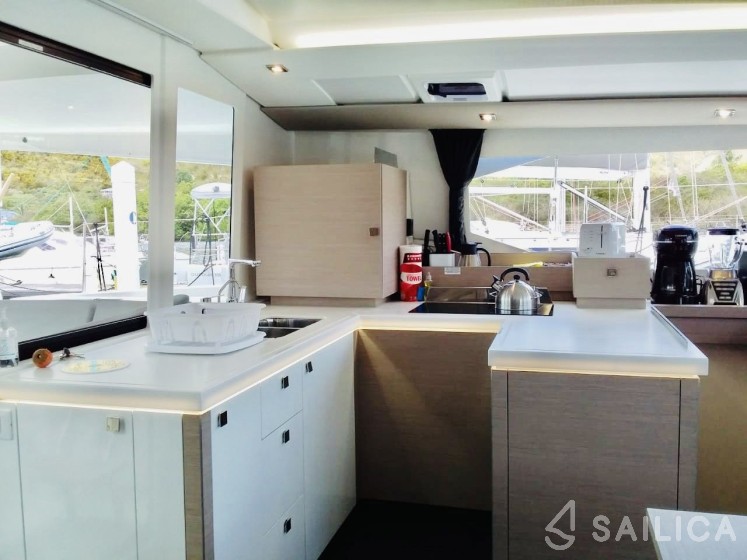 Astréa 42 - Yacht Charter Sailica