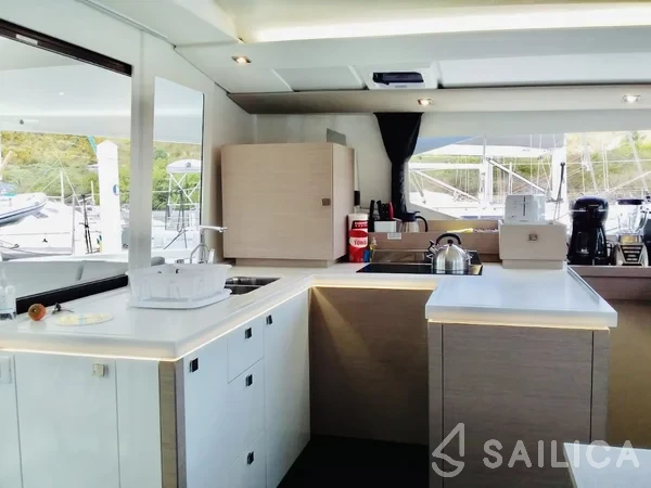Astréa 42 - Yacht Charter Sailica