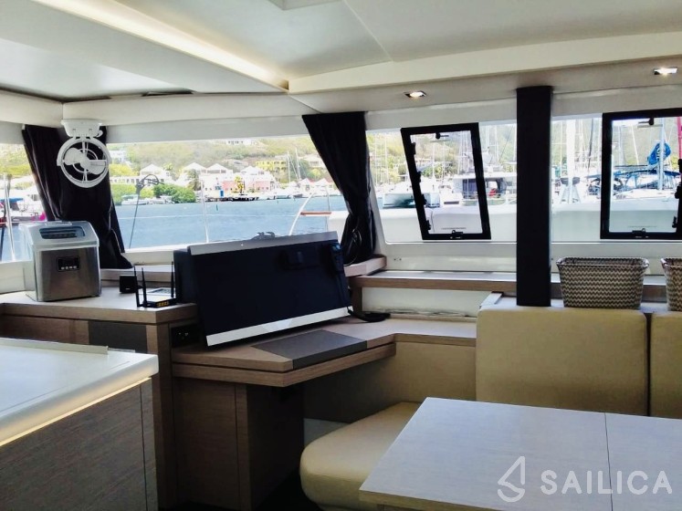 Astréa 42 - Yacht Charter Sailica