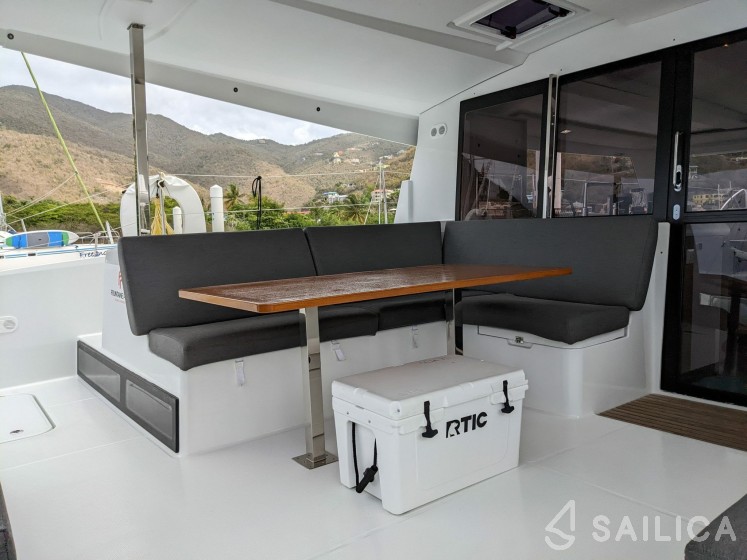 Isla 40 - Yacht Charter Sailica