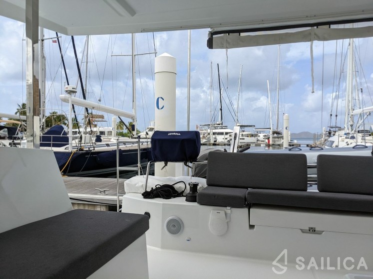 Isla 40 - Yacht Charter Sailica