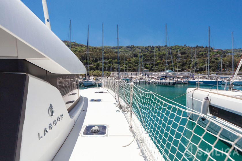 Lagoon 42 - Yacht Charter Sailica