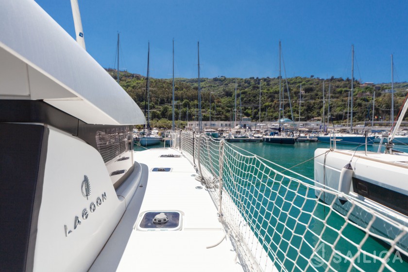 Lagoon 42 - Yacht Charter Sailica