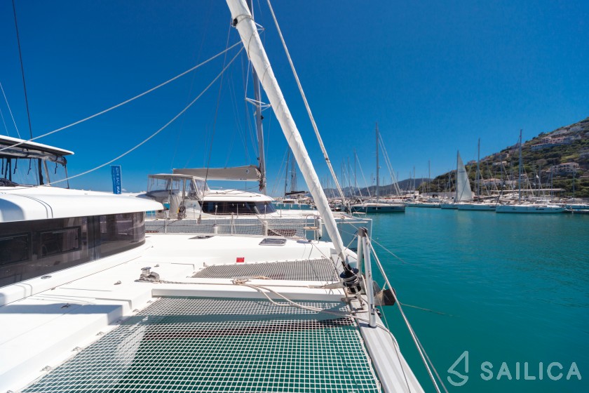 Lagoon 42 - Yacht Charter Sailica
