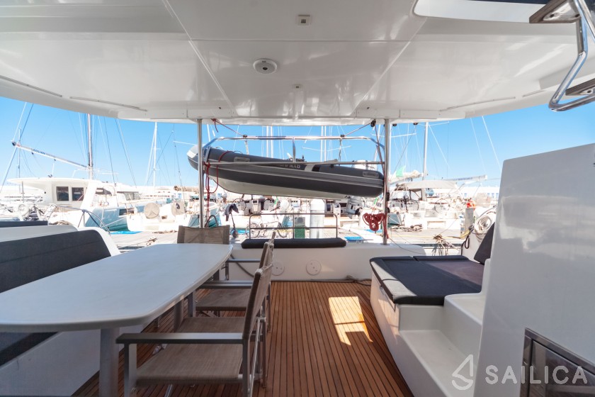 Lagoon 42 - Yacht Charter Sailica