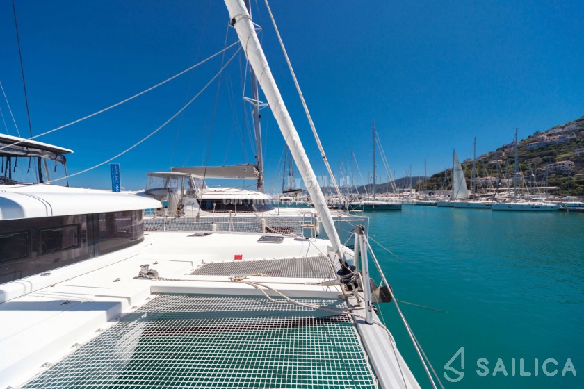 Lagoon 42 - Yacht Charter Sailica