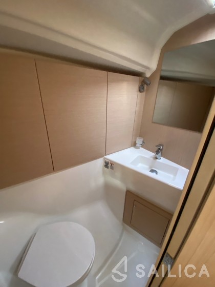 Oceanis 40.1 - Yacht Charter Sailica