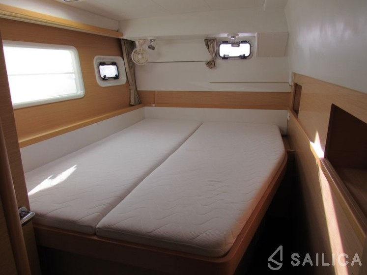 Lagoon 400 S2 - Yacht Charter Sailica