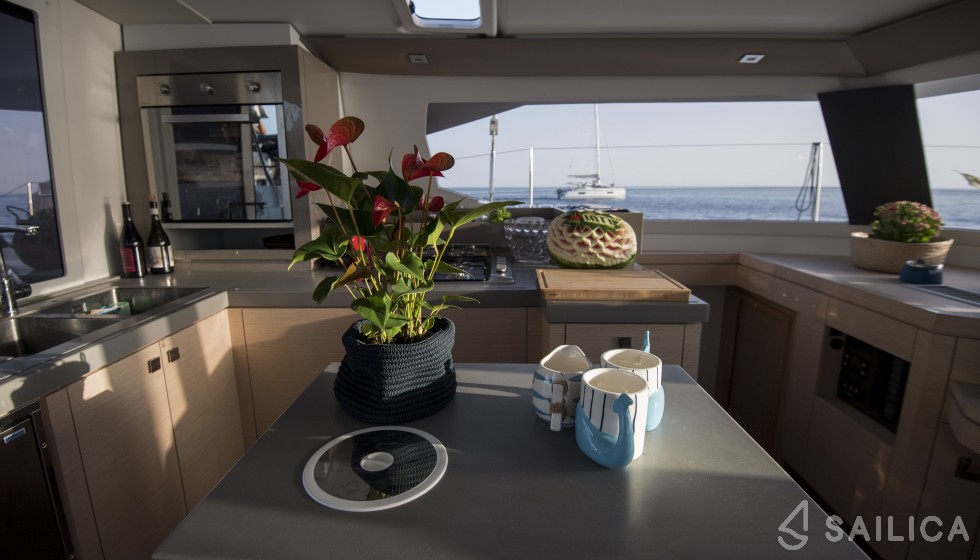 Astréa 42 - Yacht Charter Sailica