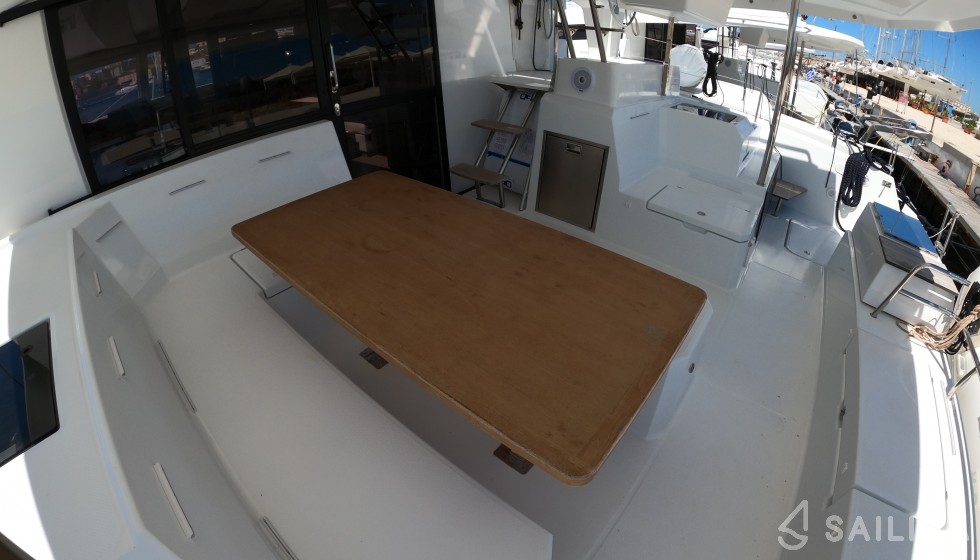 Astréa 42 - Yacht Charter Sailica