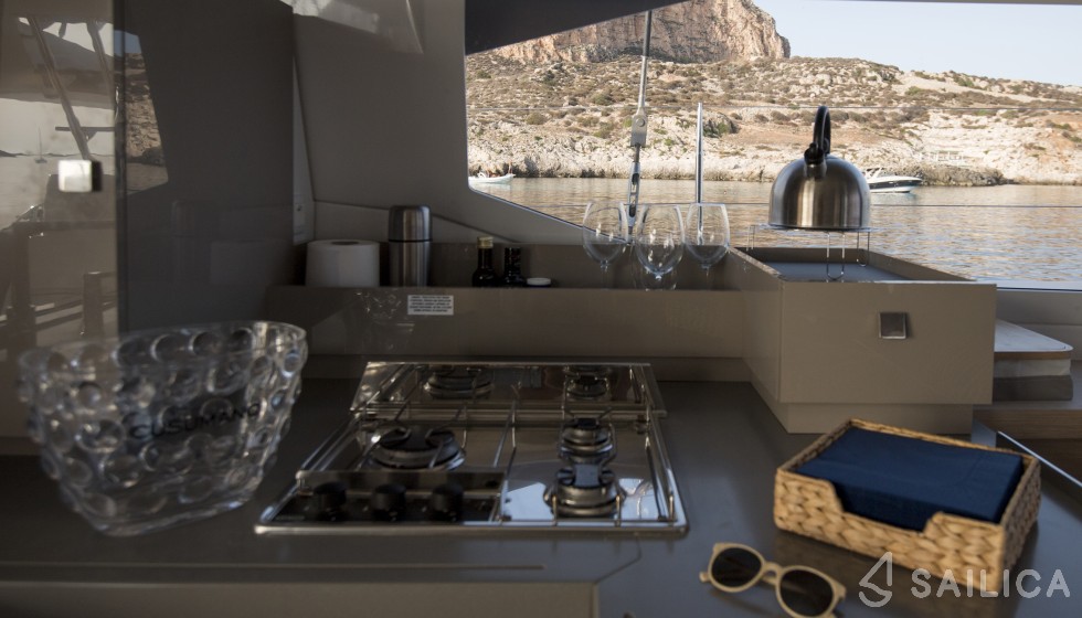 Astréa 42 - Yacht Charter Sailica