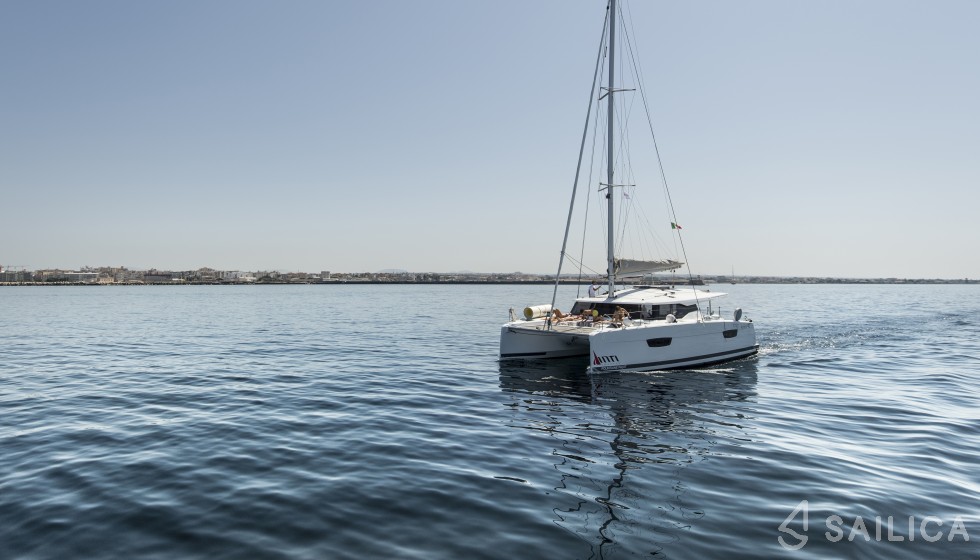 Astréa 42 - Yacht Charter Sailica