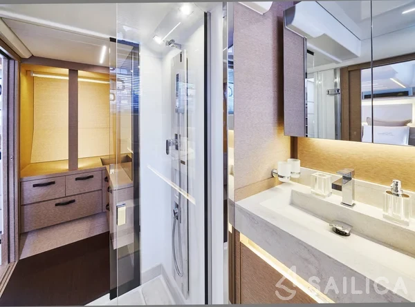 Prestige 590 Fly - Yacht Charter Sailica