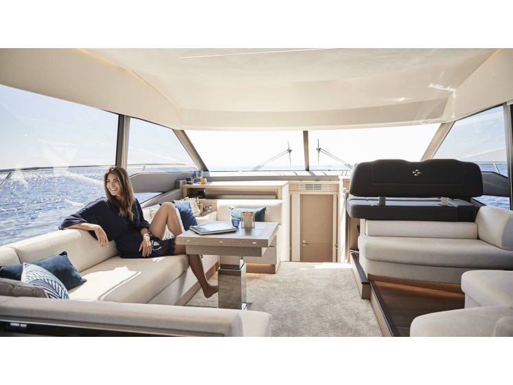 Prestige 590 Fly - Yacht Charter Sailica