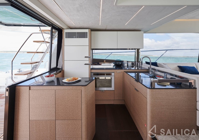 Prestige 590 Fly - Yacht Charter Sailica