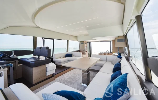Prestige 590 Fly - Yacht Charter Sailica