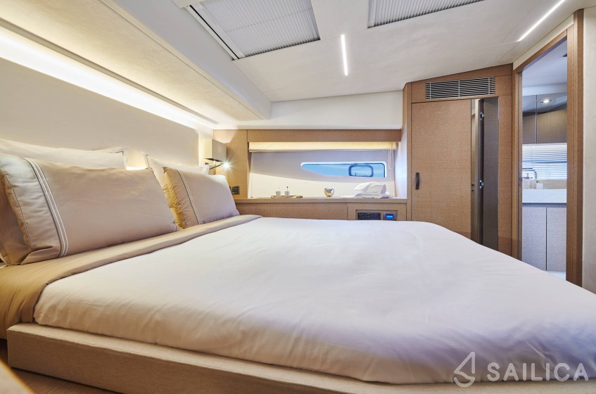 Prestige 590 Fly - Yacht Charter Sailica