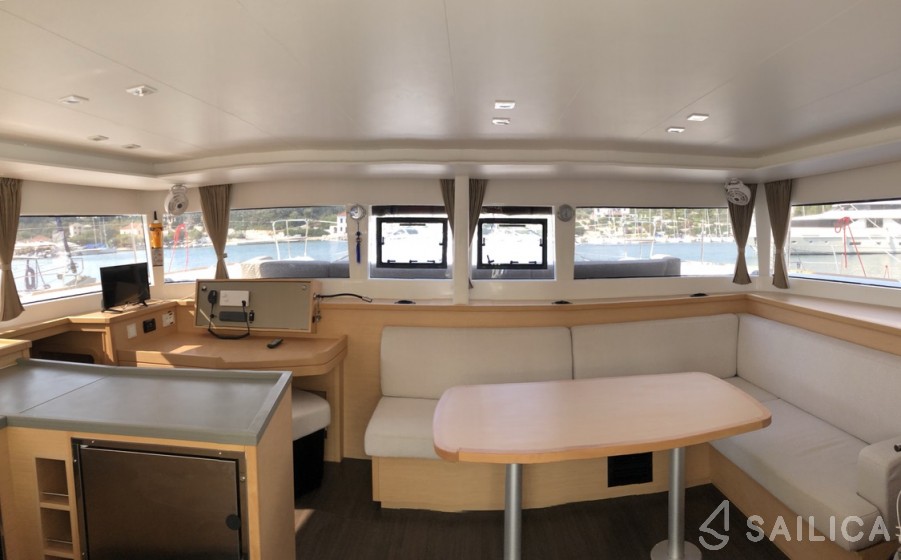 Lagoon 450  Flybridge - Yacht Charter Sailica