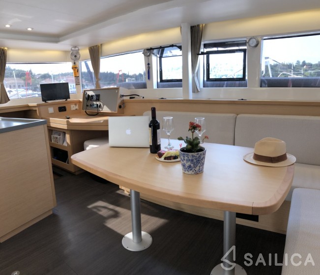 Lagoon 450  Flybridge - Yacht Charter Sailica