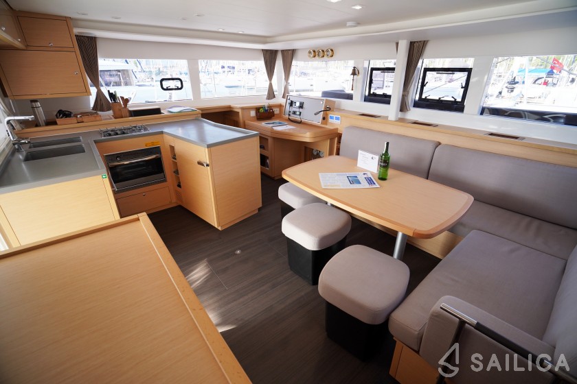 Lagoon 450  Flybridge - Yacht Charter Sailica