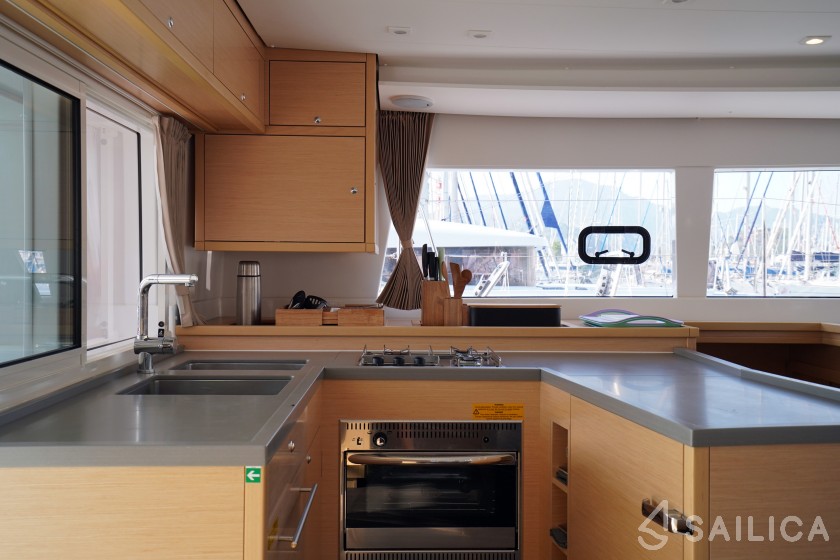 Lagoon 450  Flybridge - Yacht Charter Sailica