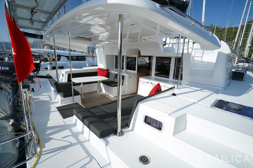 Lagoon 450  Flybridge - Yacht Charter Sailica