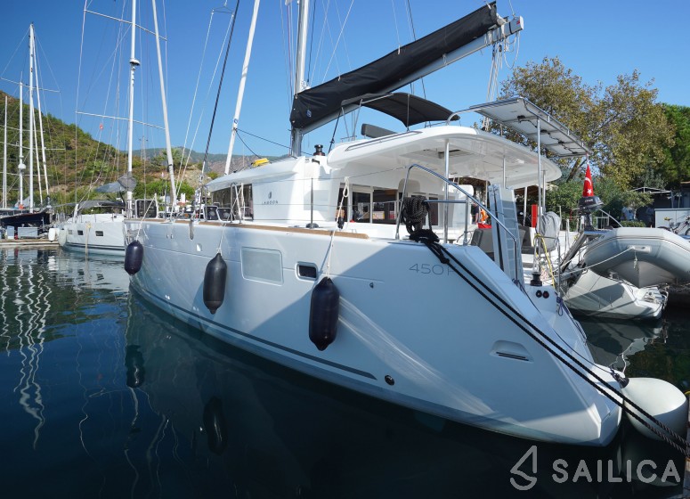 Lagoon 450  Flybridge - Yacht Charter Sailica