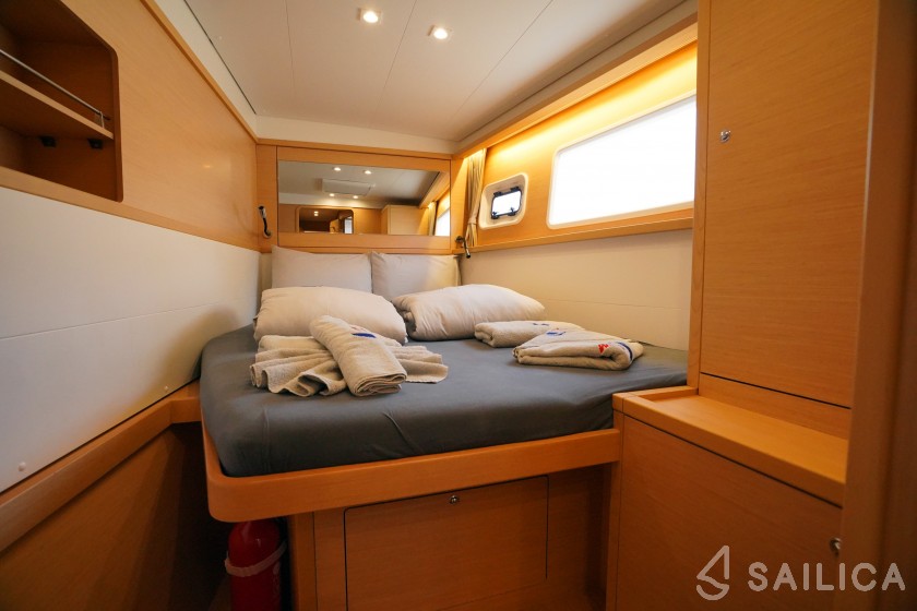 Lagoon 450  Flybridge - Yacht Charter Sailica
