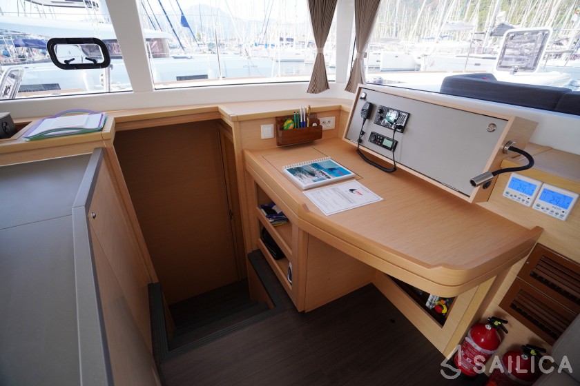 Lagoon 450  Flybridge - Yacht Charter Sailica