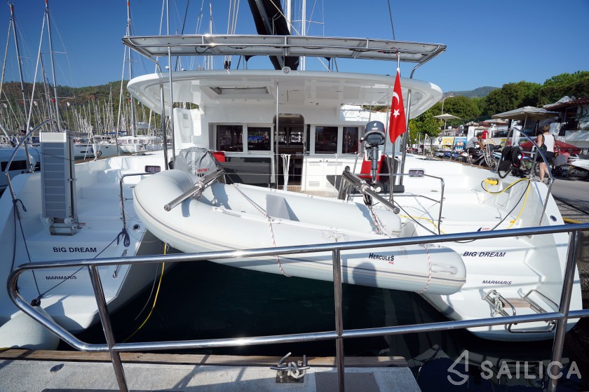 Lagoon 450  Flybridge - Yacht Charter Sailica
