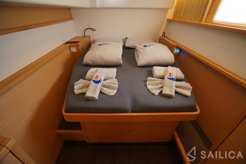 Lagoon 450  Flybridge - Yacht Charter Sailica