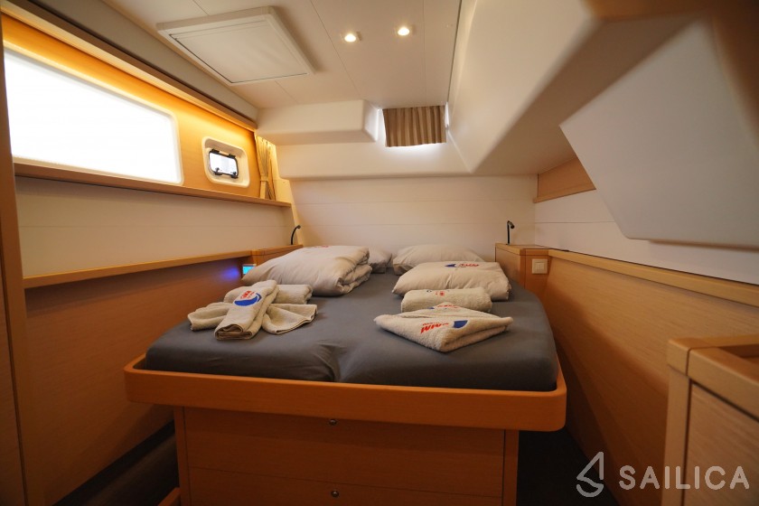 Lagoon 450  Flybridge - Yacht Charter Sailica