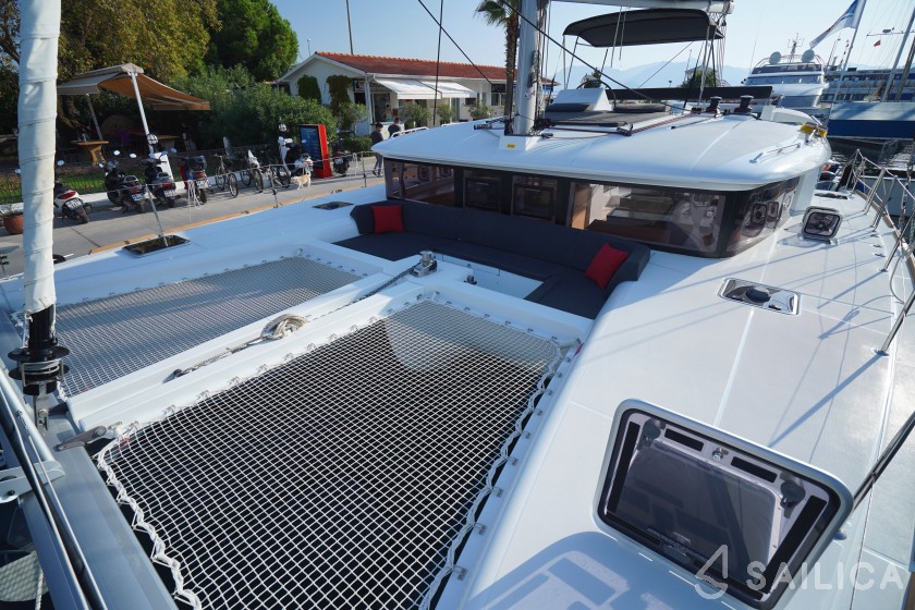 Lagoon 450  Flybridge - Yacht Charter Sailica