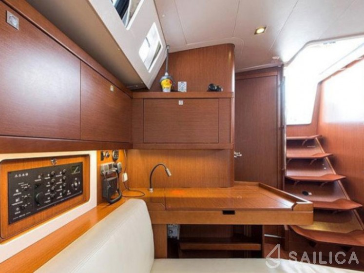 Oceanis 45 - Yacht Charter Sailica