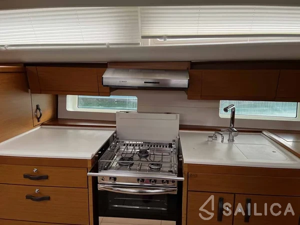 Jeanneau 54 - Yacht Charter Sailica