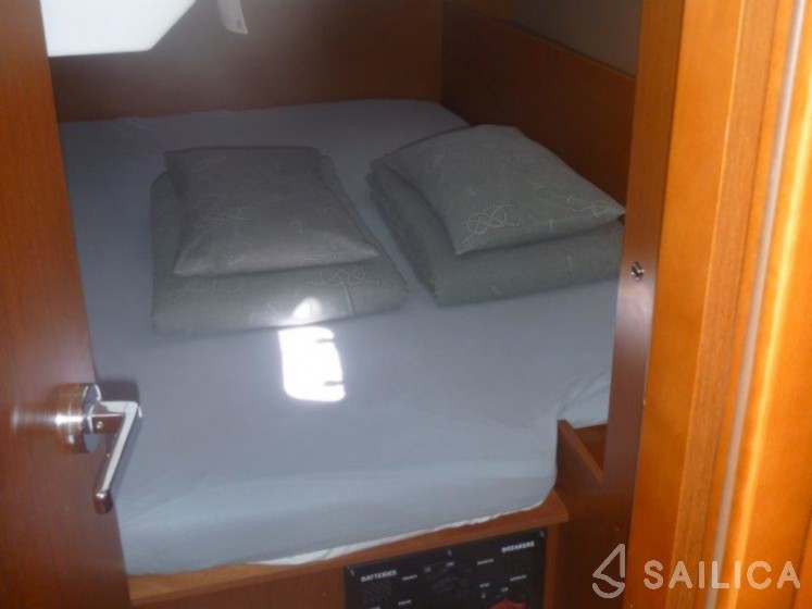 Oceanis 38 - Yacht Charter Sailica