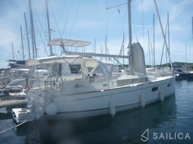 Oceanis 38 - Yacht Charter Sailica