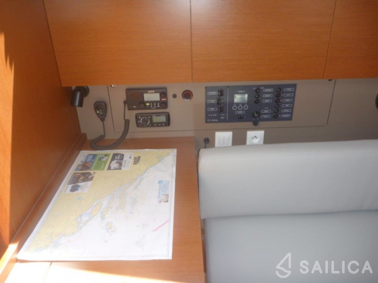 Oceanis 38 - Yacht Charter Sailica