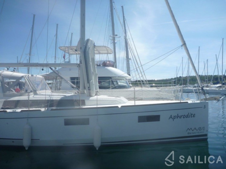 Oceanis 38 - Yacht Charter Sailica