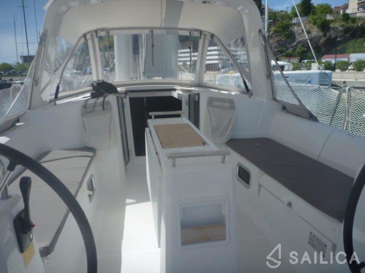 Oceanis 38 - Yacht Charter Sailica