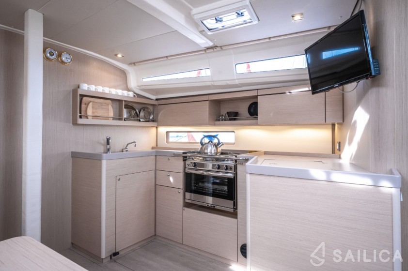 Oceanis 40.1 - Yacht Charter Sailica