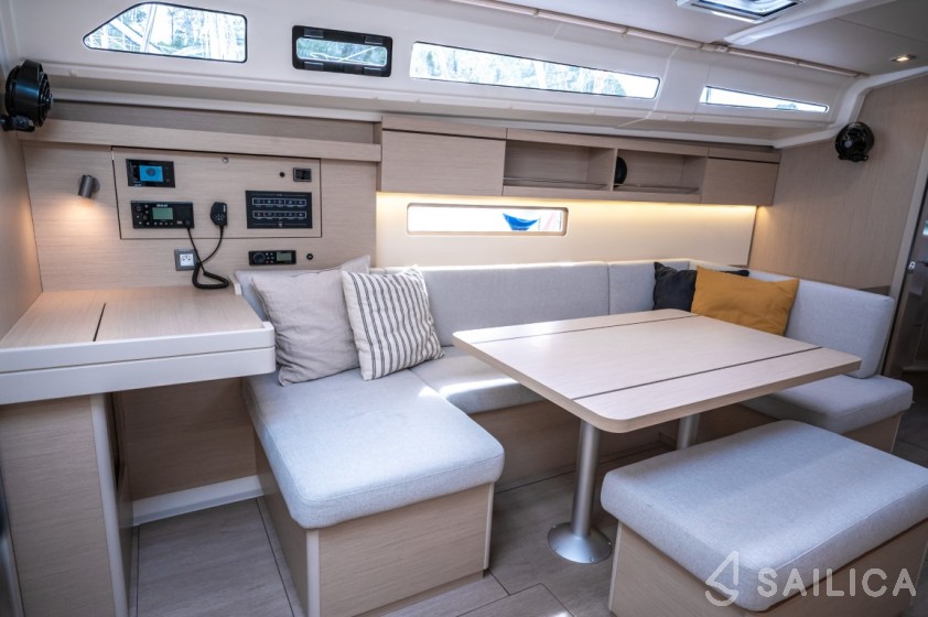 Oceanis 40.1 - Yacht Charter Sailica