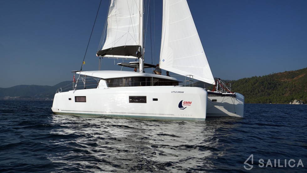 Lagoon 42 - Yacht Charter Sailica