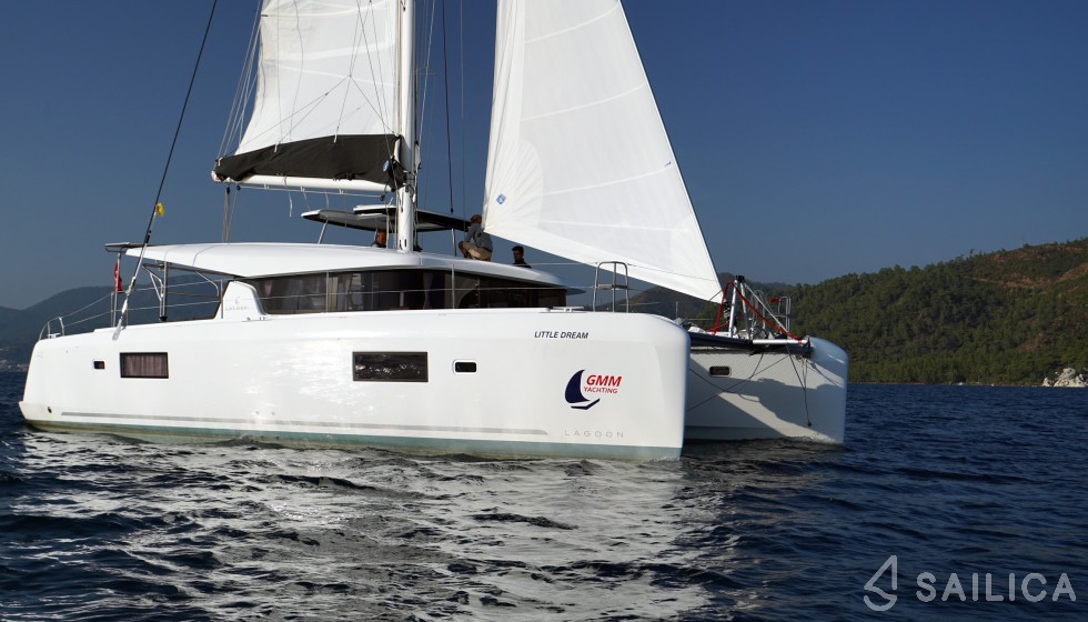 Lagoon 42 - Yacht Charter Sailica