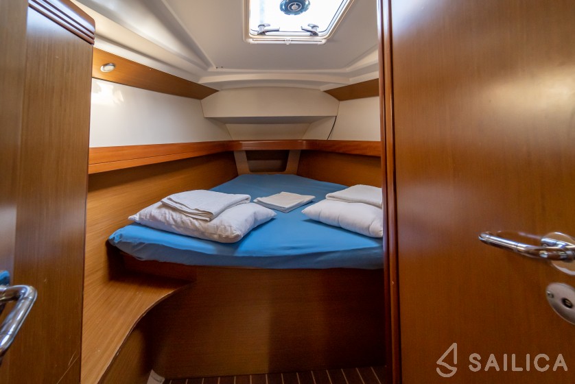 Sun Odyssey 42i - Yacht Charter Sailica